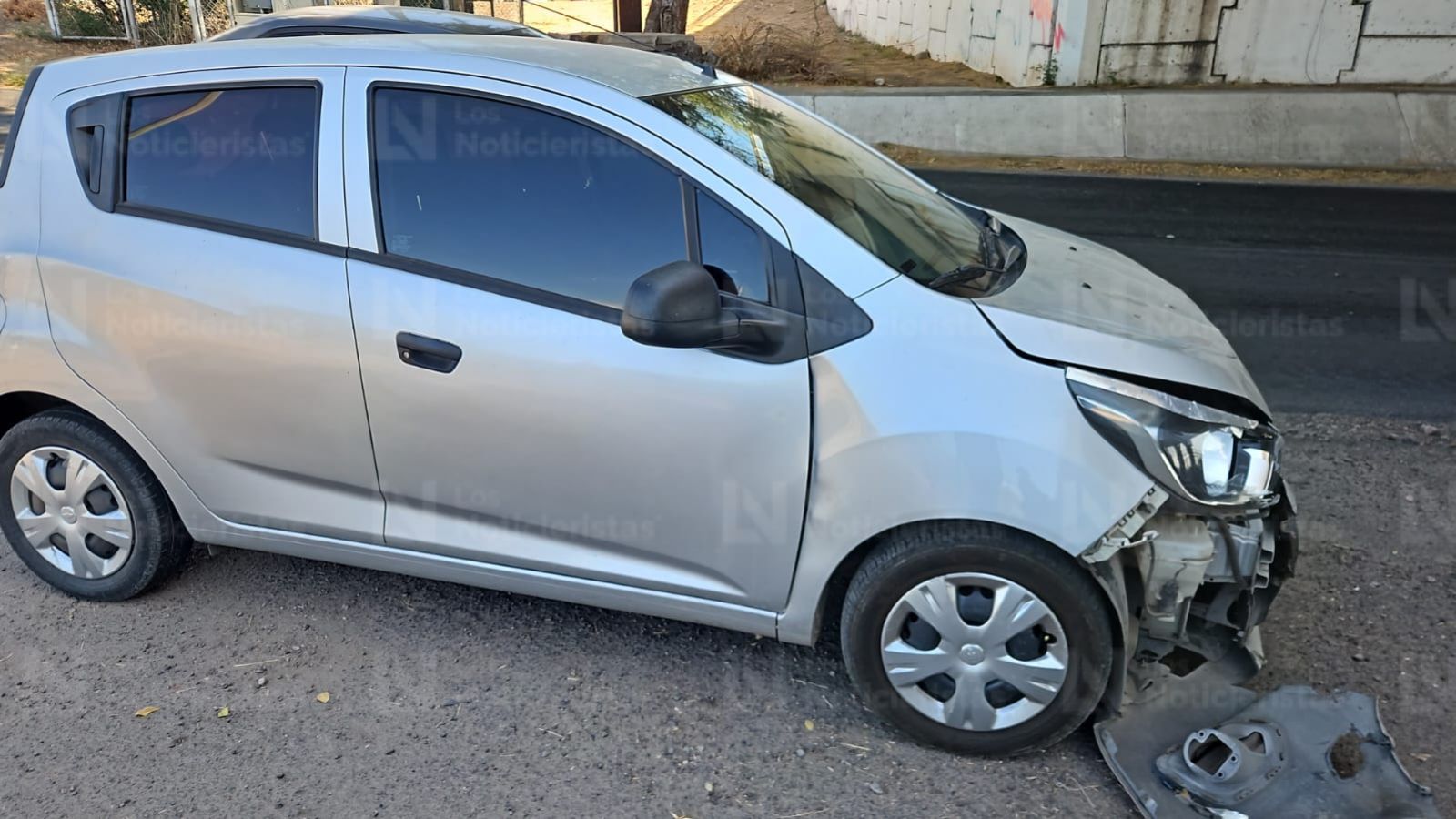 Encontronazo entre moto y automóvil deja tres lesionados en Culiacán