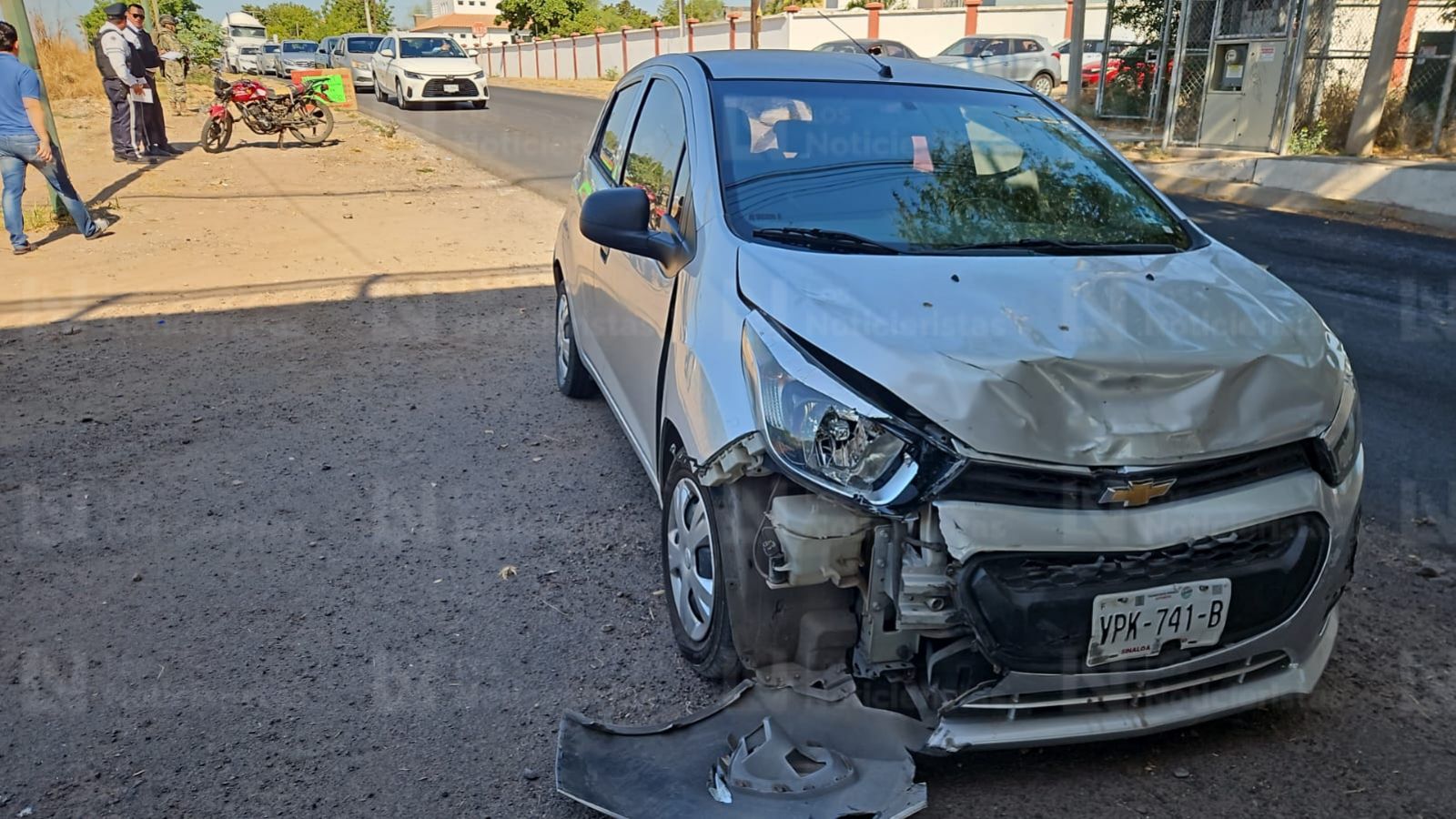 Encontronazo entre moto y automóvil deja tres lesionados en Culiacán
