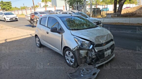 Encontronazo entre moto y automóvil deja tres lesionados en Culiacán