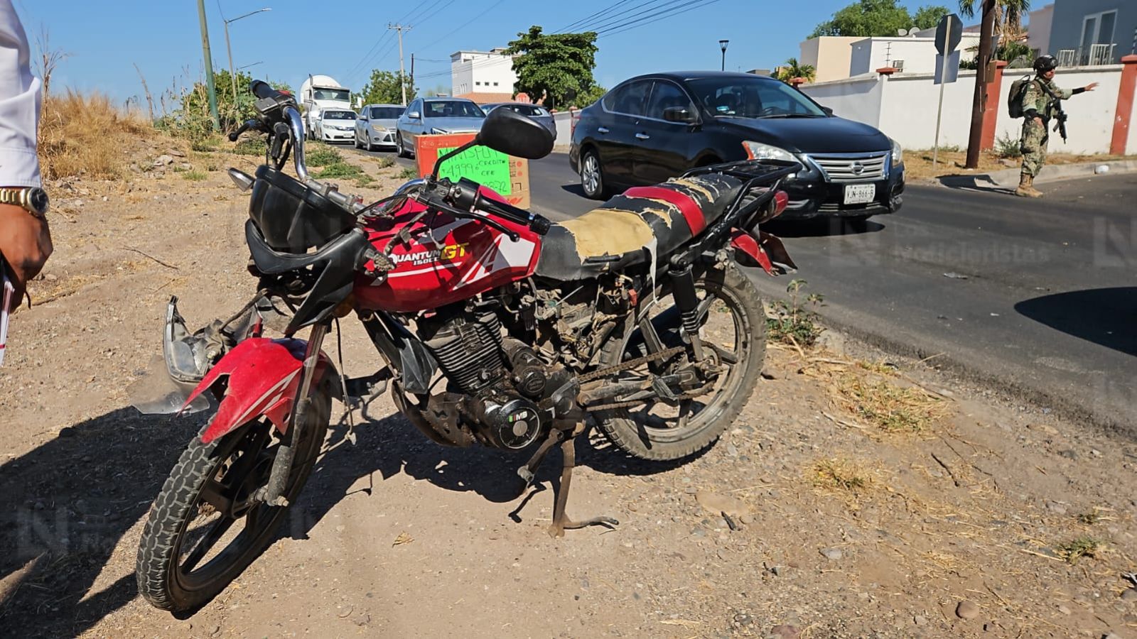 Encontronazo entre moto y automóvil deja tres lesionados en Culiacán