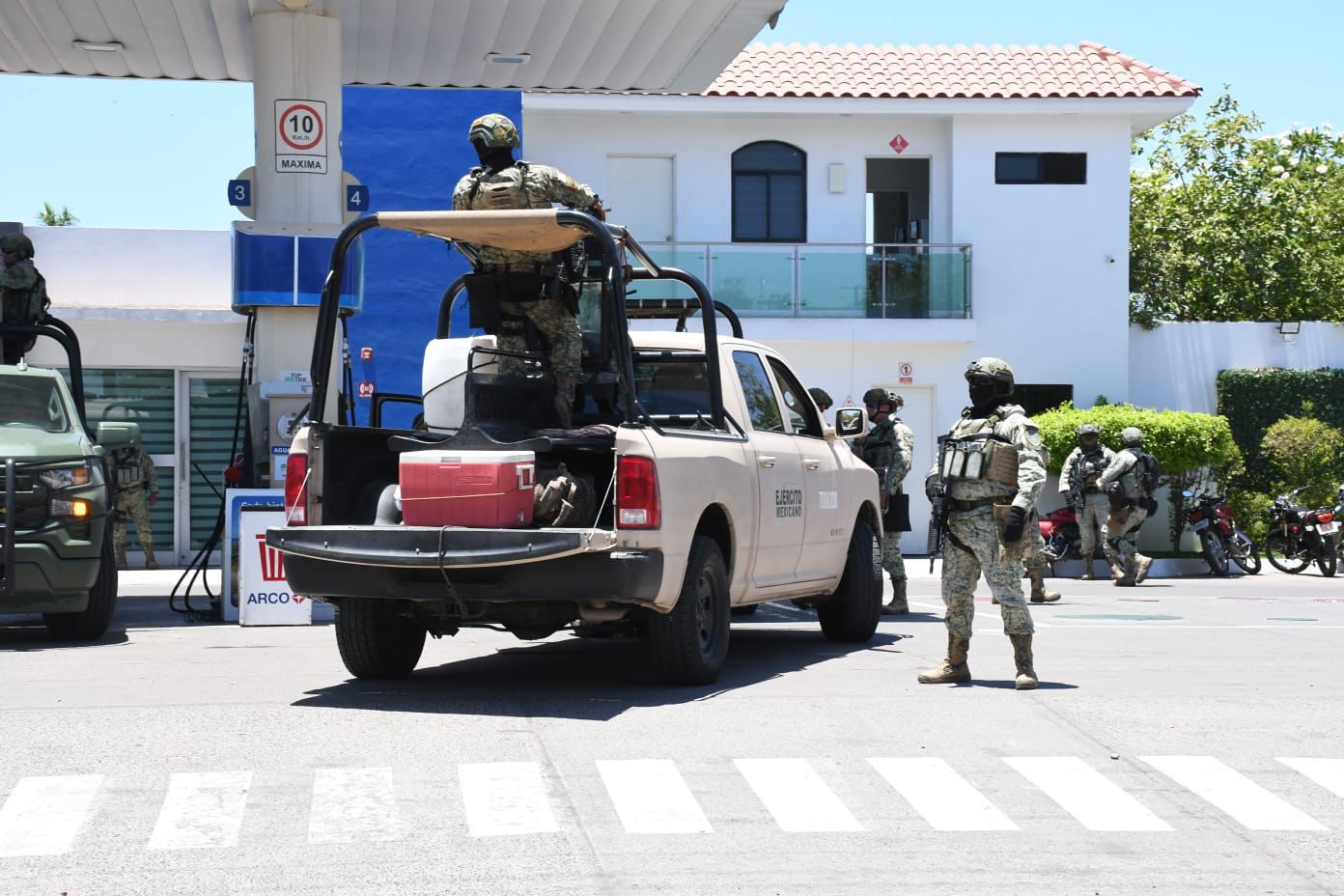 Fuerte convoy militar llega a la ciudad de Guasave, Sinaloa