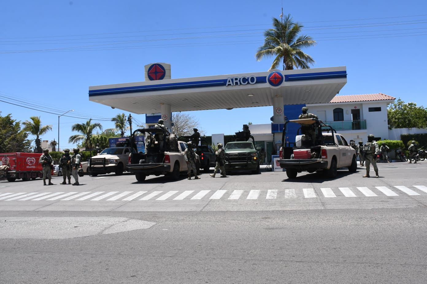 Fuerte convoy militar llega a la ciudad de Guasave, Sinaloa