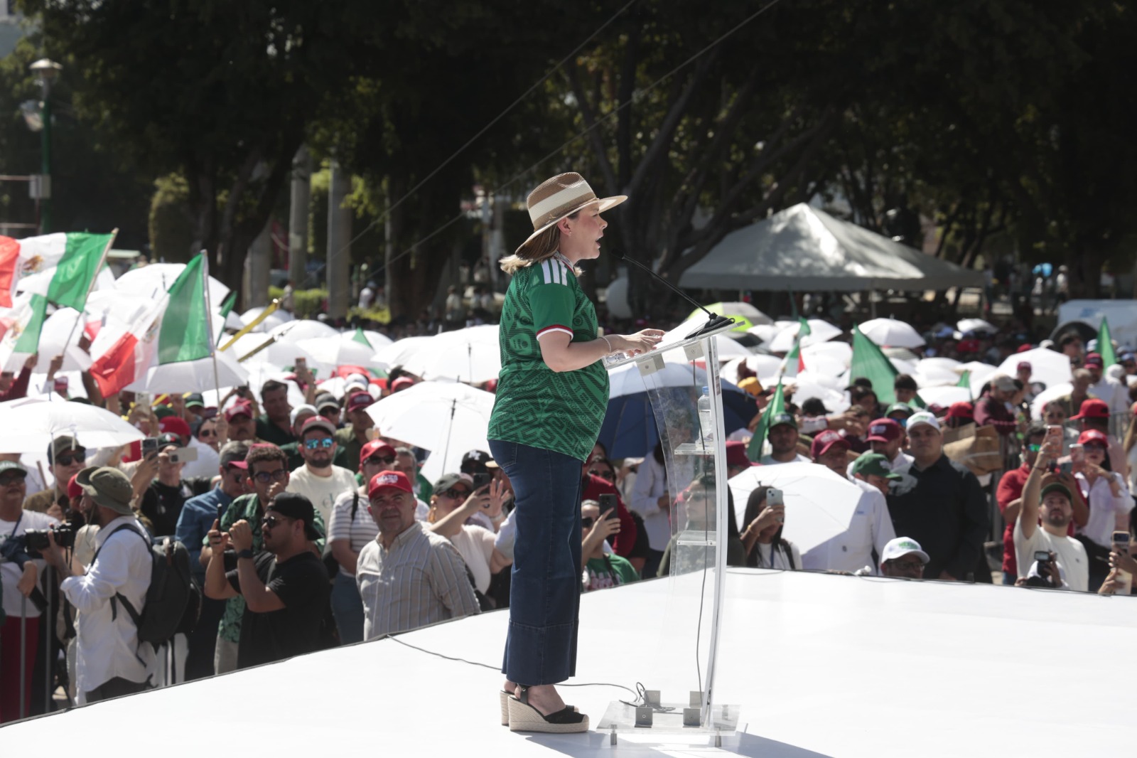 Gobernadora de Sinaloa en evento por informe de Claudia Sheinbaum