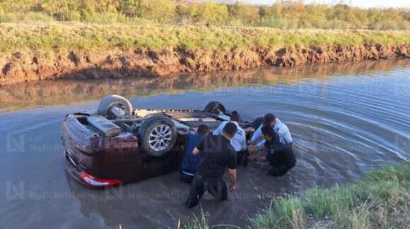 Hombre en estado de ebriedad cae a canal en el 1 de Mayo; elemento de vialidad de Ahome lo rescata y le salva la vida