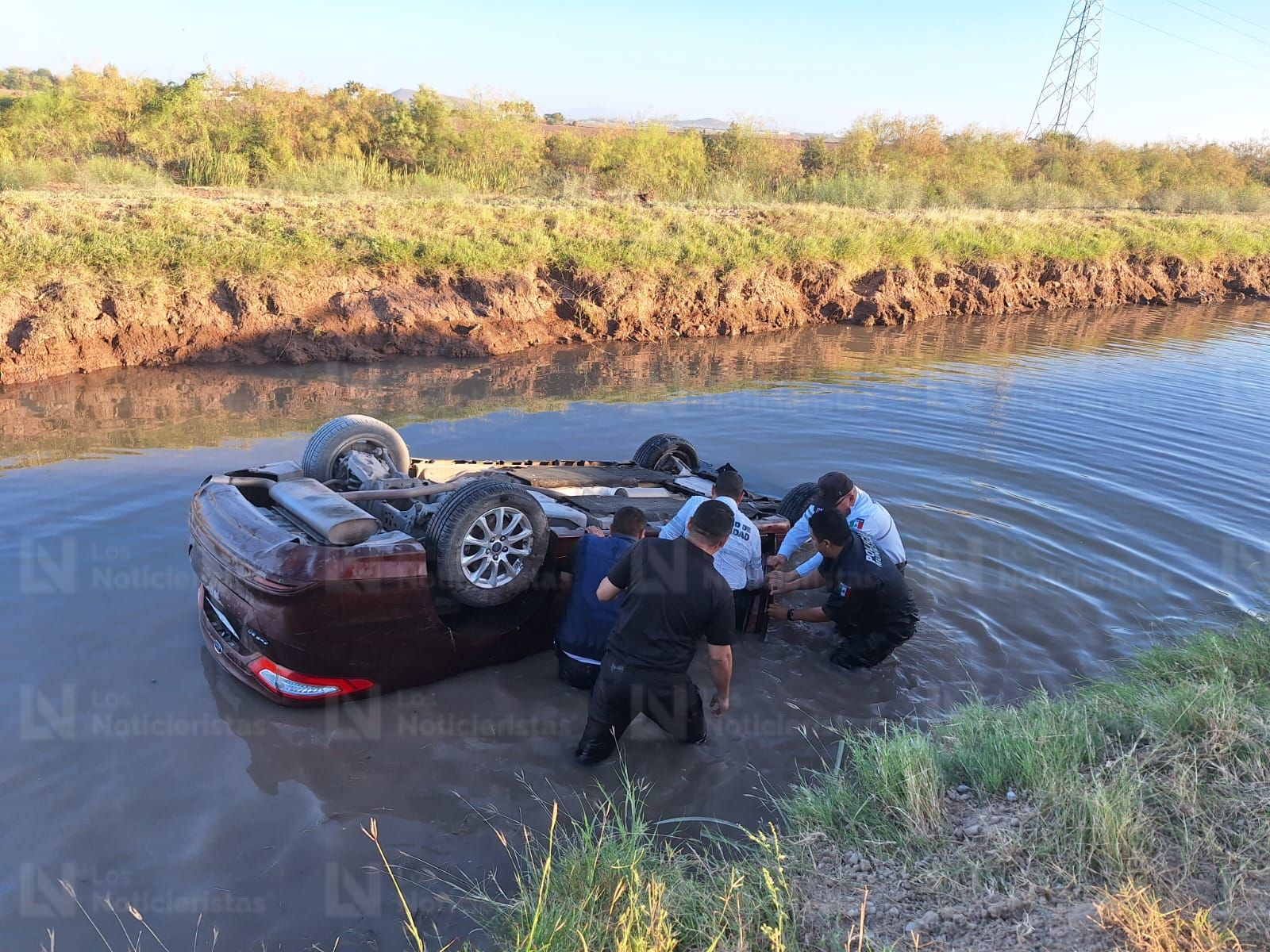 Hombre en estado de ebriedad cae a canal en el 1 de Mayo, elemento de vialidad de Ahome lo rescata y le salva la vida