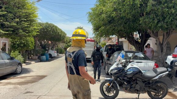 Incendio de vivienda en la colonia Estrella moviliza a los cuerpos de auxilio del municipio de Ahome