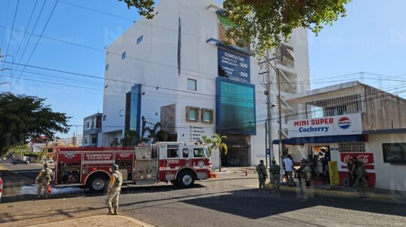 “Escuchamos una explosión y nos metimos al baño; luego comenzaron los balazos”: Atacan e incendian clínica en Culiacán
