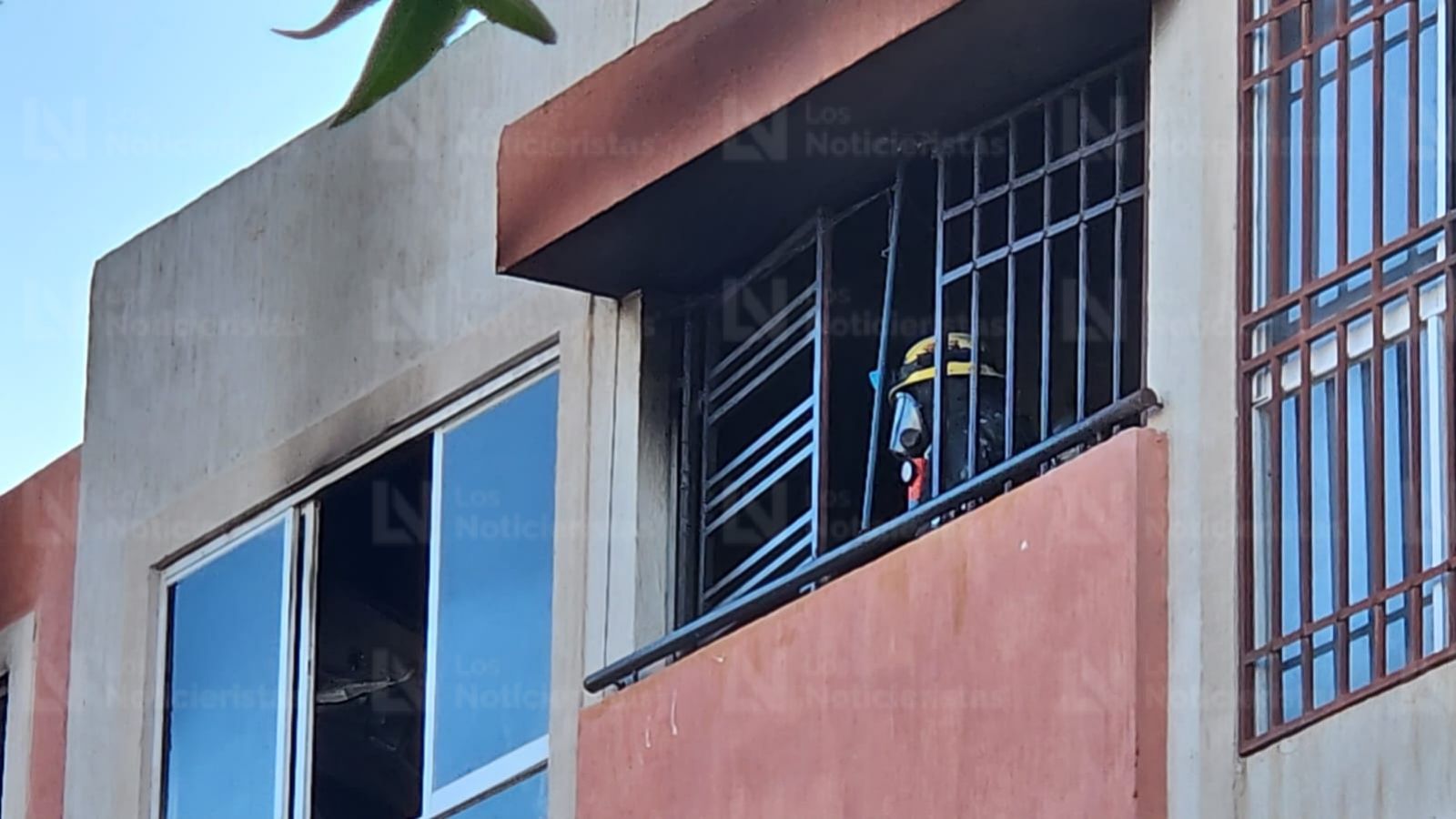 Incendio en departamento de San Isidro de Culiacán deja intoxicados leves