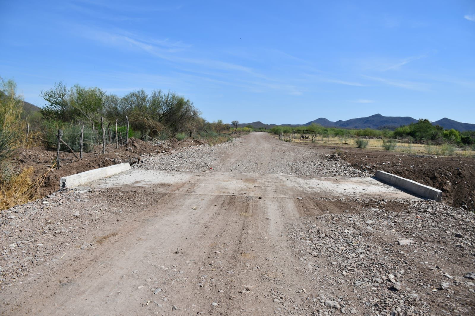 Invierten en revestimiento de caminos en Mocorito