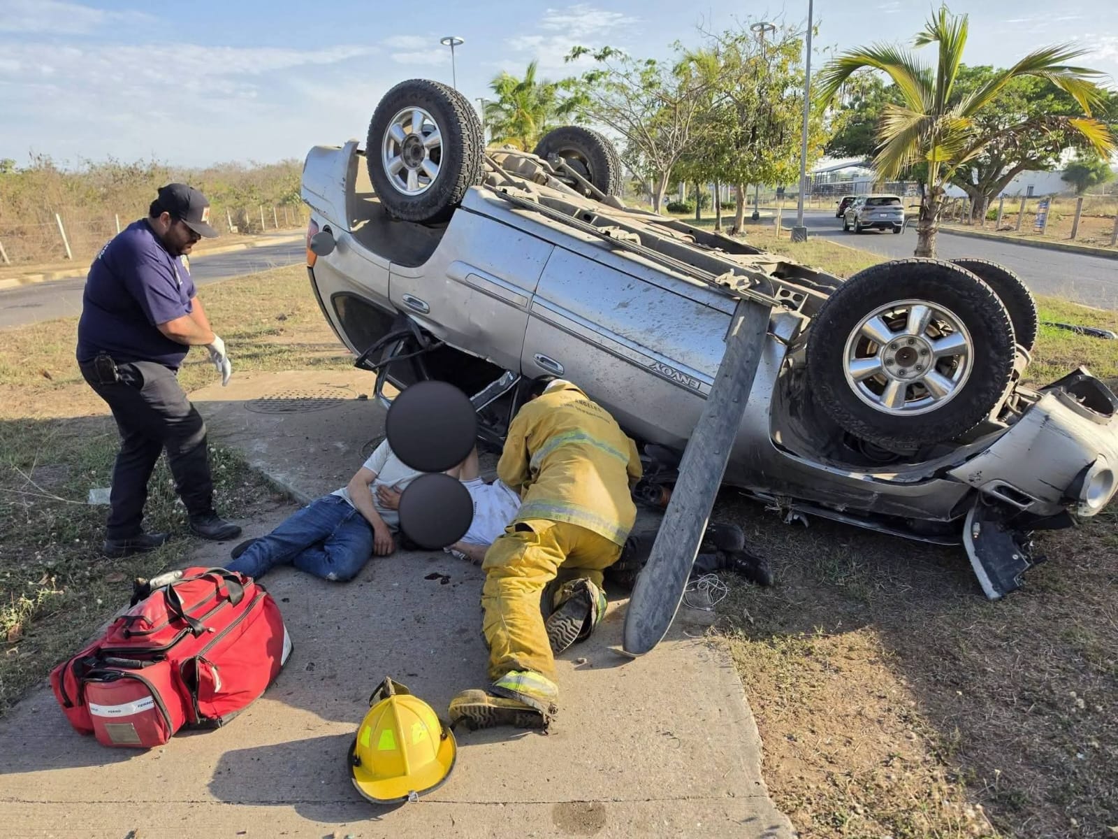 Jovenes resultan lesionados en volcadura en La Marina, Mazatlán