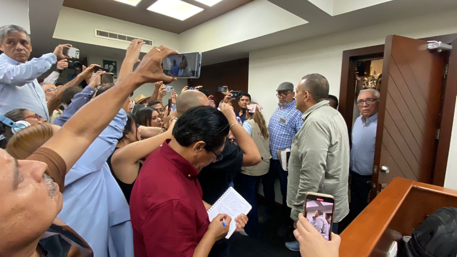 Jubilados de CONALEP irrumpen en sesión del Congreso