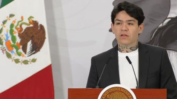 Junior H interpreta “Y Lloro” en la mañanera y llama a crear ‘nuevas voces’ para México