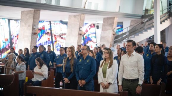 La alcaldesa de Culiacán, Ana Miriam Ramos, acompañó a trabajadores y líderes del STASAC en misa con motivo de su 51 aniversario