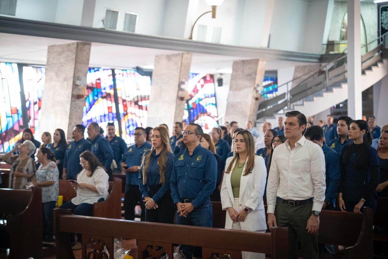 La alcaldesa de Culiacán, Ana Miriam Ramos, acompañó a trabajadores y líderes del STASAC en misa con motivo de su 51 aniversario