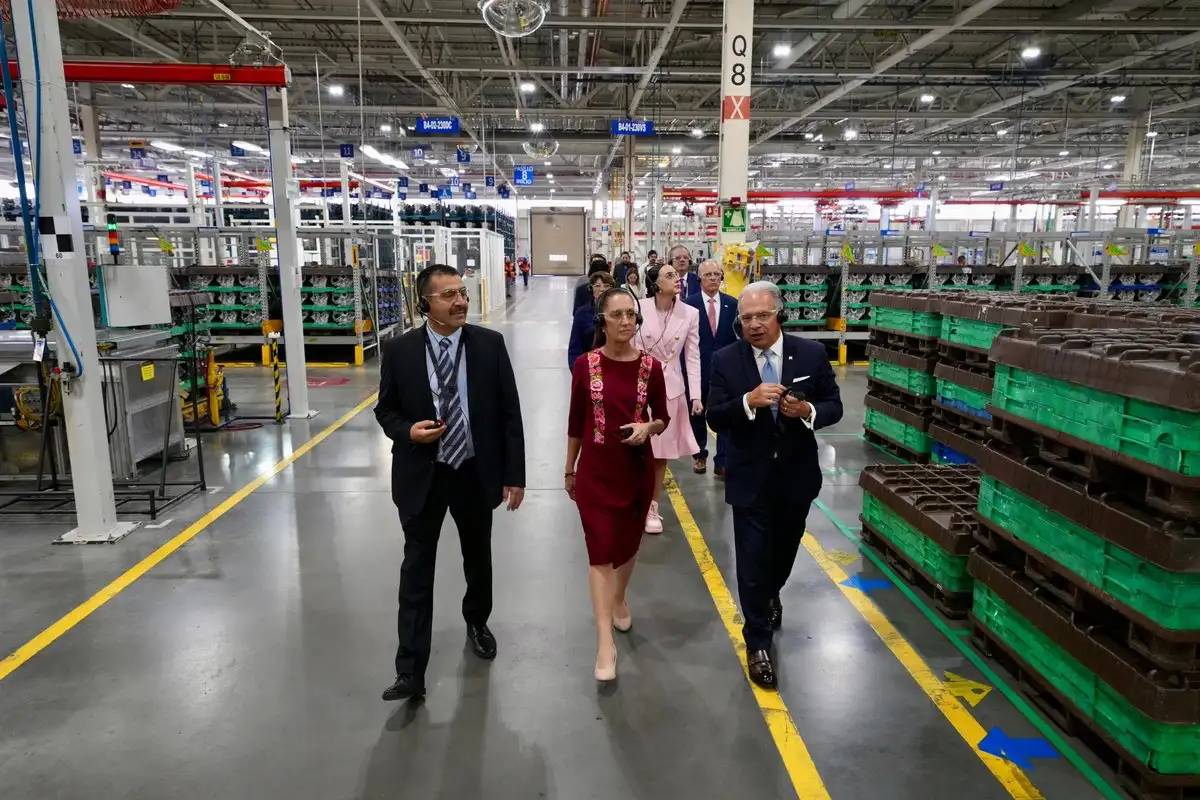 La presidenta de México, Claudia Sheinbaum Pardo, encabezó hoy el anuncio de General Motors
