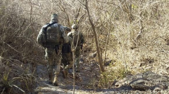 Localizan dos osamentas cerca de la presa El Peñón en Escuinapa, Sinaloa; convoy de búsqueda fue atacado con ponchallantas