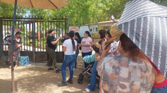 Madres de familia toman primaria Pedro Infante en Guamúchil para exigir regreso del director