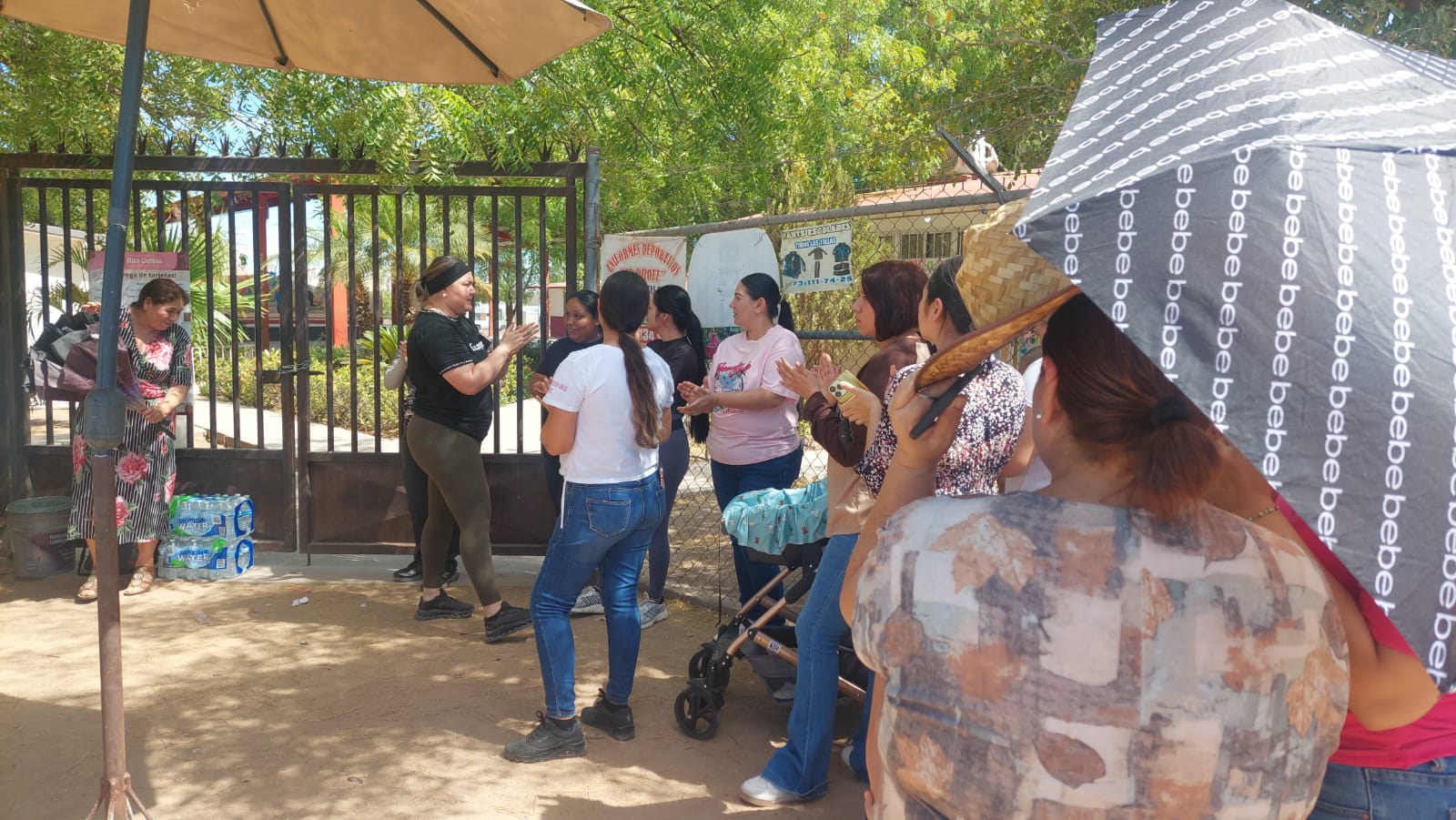Madres de familia toman primaria Pedro Infante en Guamúchil para exigir regreso del director