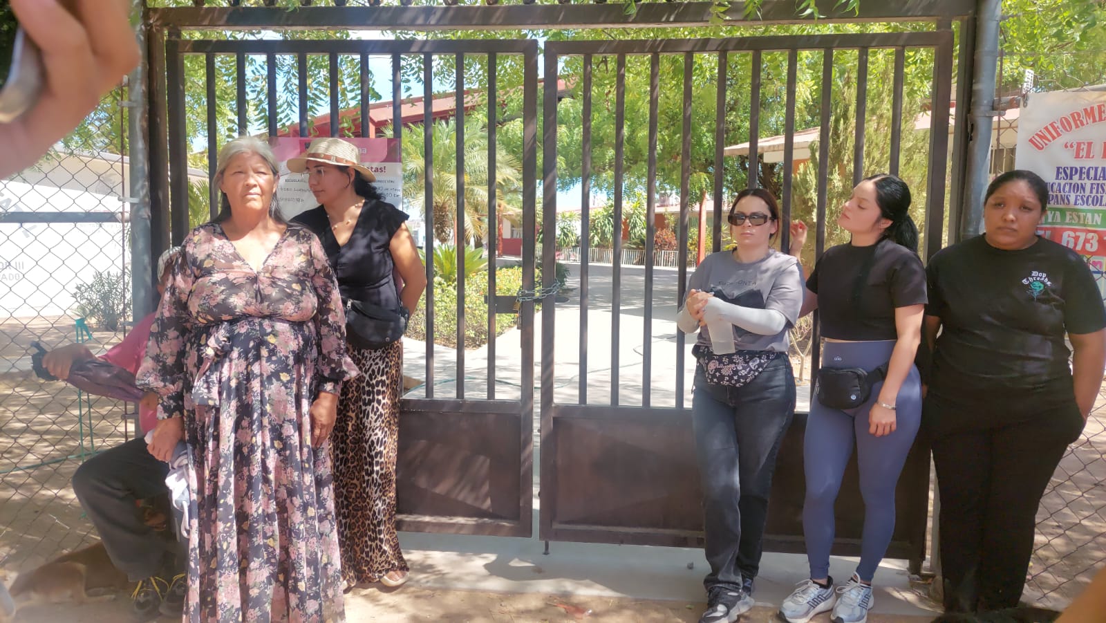 Madres de familia toman primaria Pedro Infante en Guamúchil para exigir regreso del director