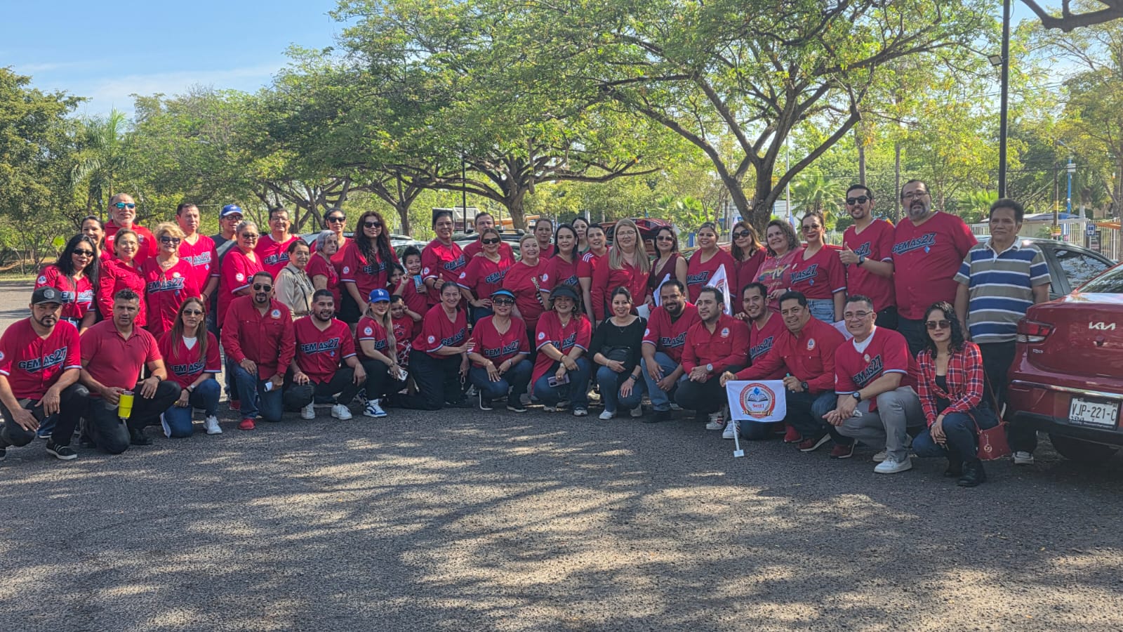 Maestros realizan caravana en Culiacán para festejar el Día del Maestro y exigir mejores condiciones laborales