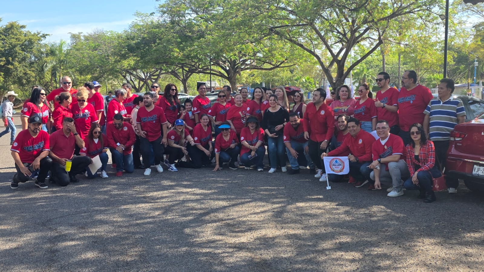 Maestros realizan caravana en Culiacán para festejar el Día del Maestro y exigir mejores condiciones laborales
