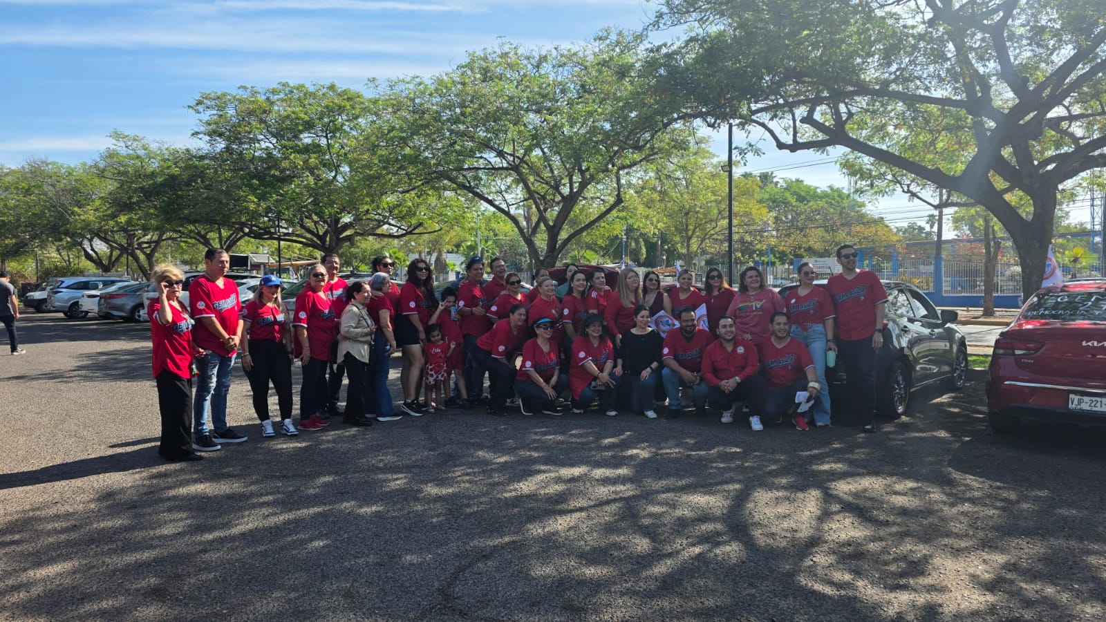 Maestros realizan caravana en Culiacán para festejar el Día del Maestro y exigir mejores condiciones laborales