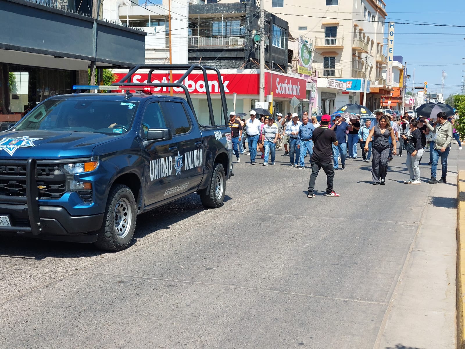 Marcha por altos cobros en Guámuchil