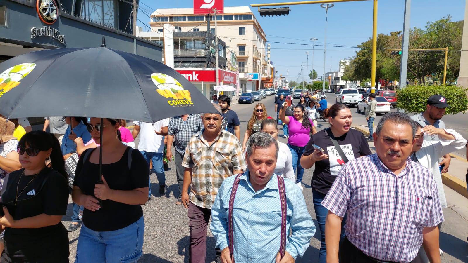 Marcha por altos cobros en Guámuchil