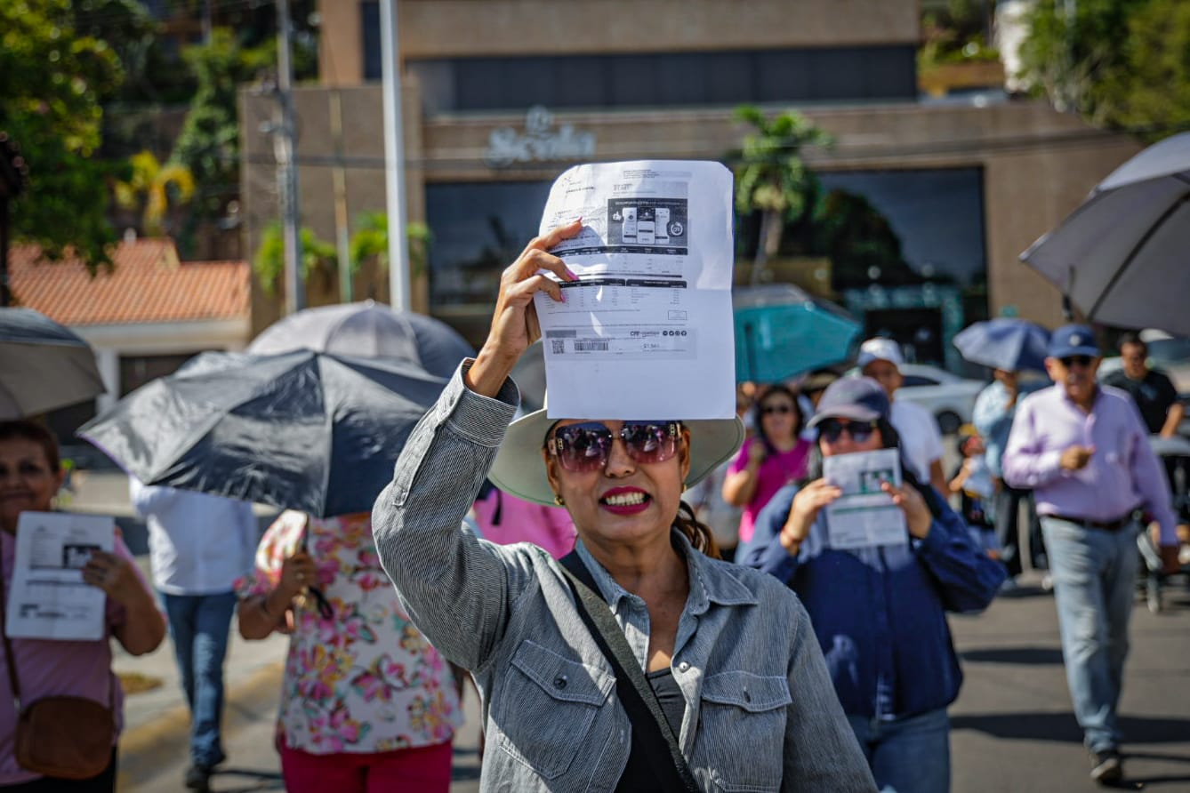 Marchan por los altos cobros de CFE en Culiacán