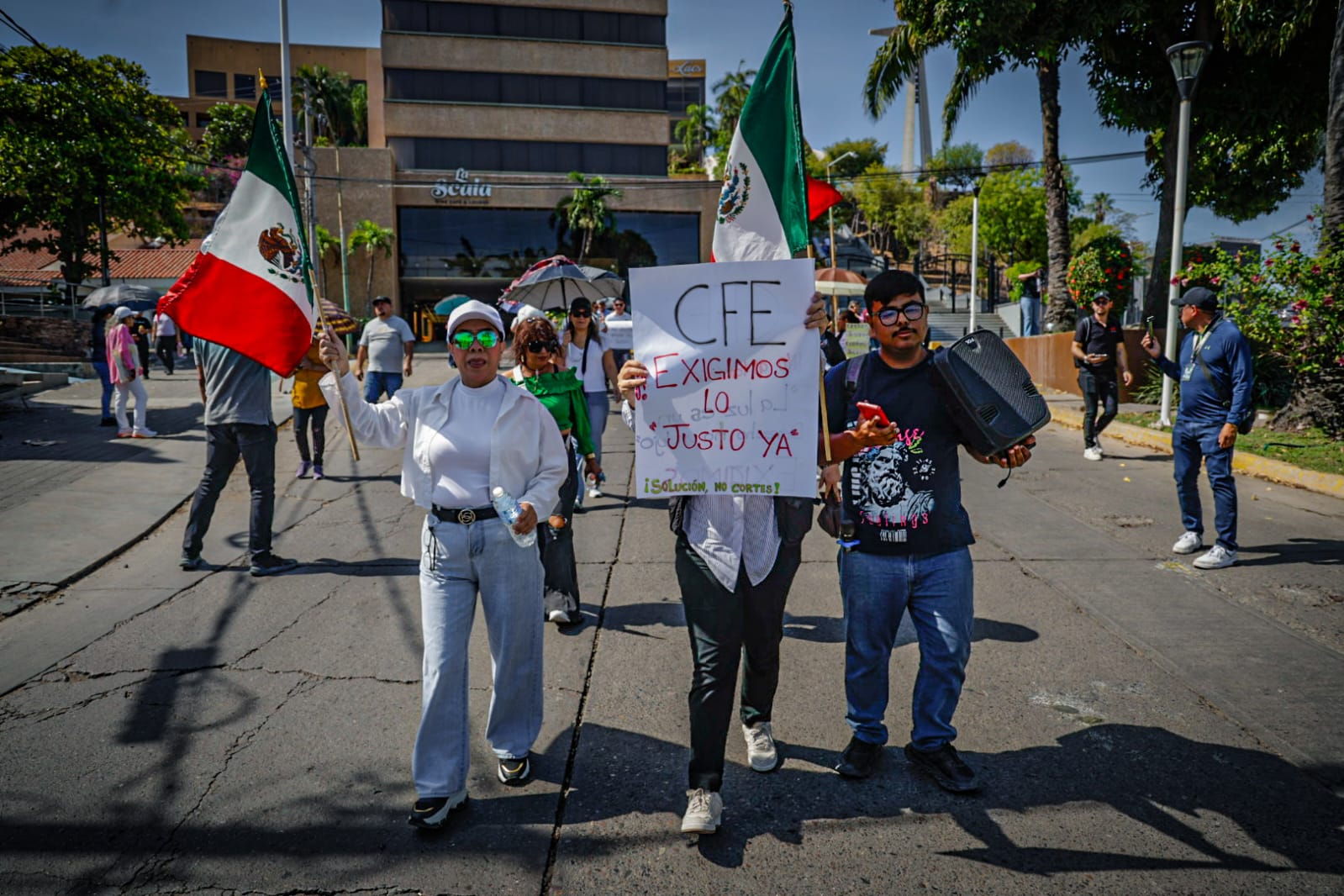 Marchan por los altos cobros de CFE en Culiacán