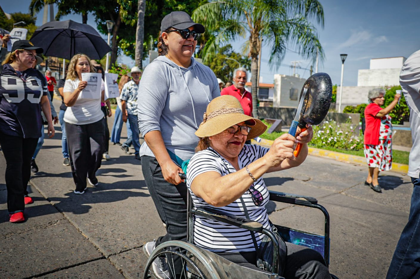 Marchan por los altos cobros de CFE en Culiacán