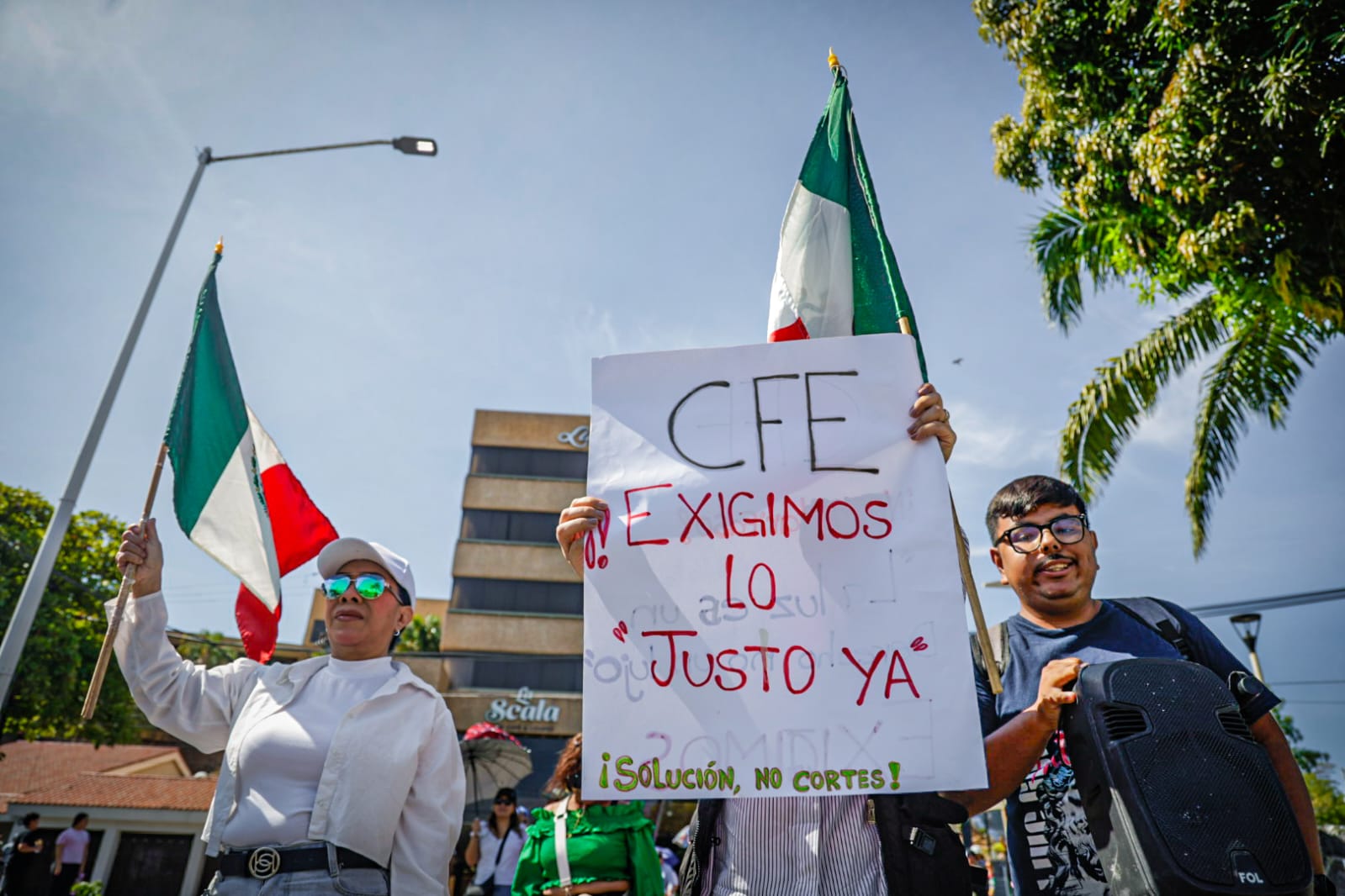 Marchan por los altos cobros de CFE en Culiacán