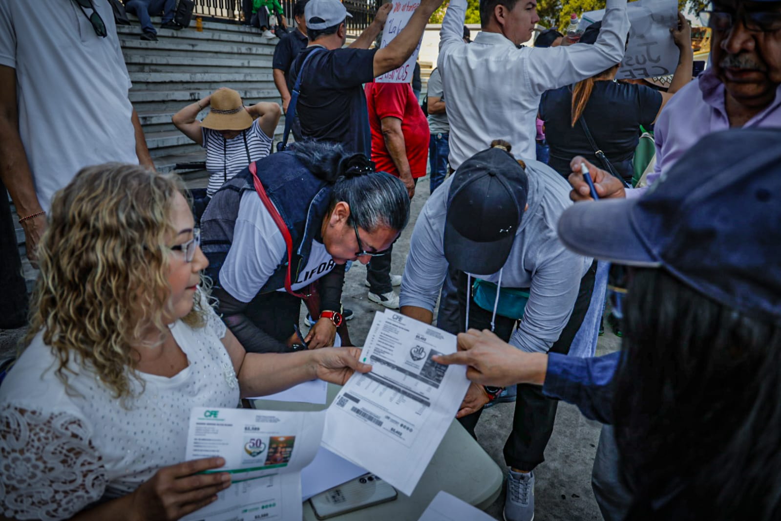 Marchan por los altos cobros de CFE en Culiacán
