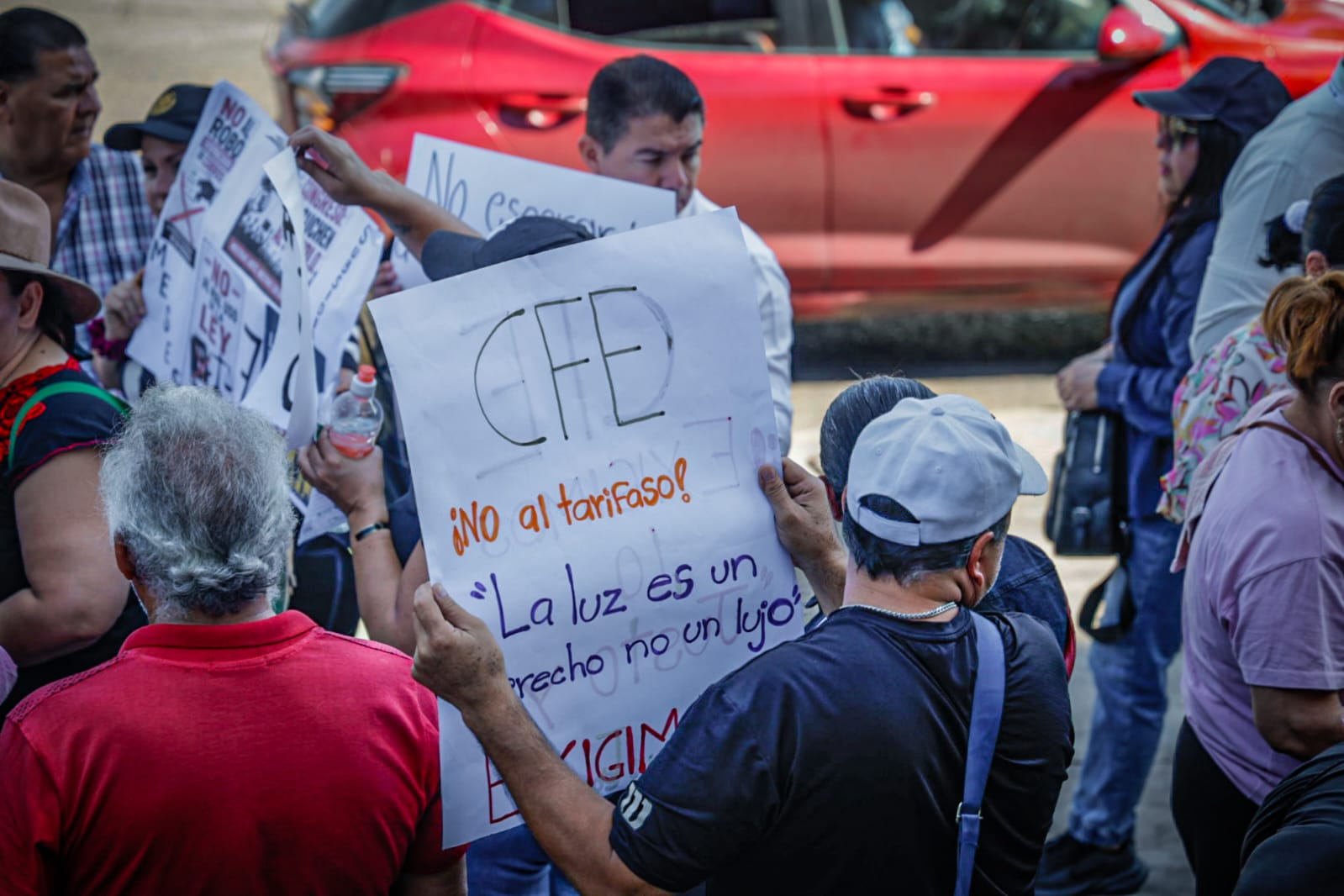 Marchan por los altos cobros de CFE en Culiacán