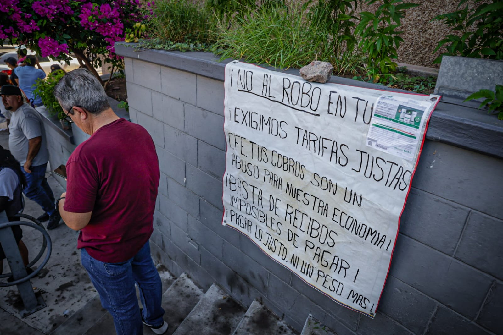 Marchan por los altos cobros de CFE en Culiacán