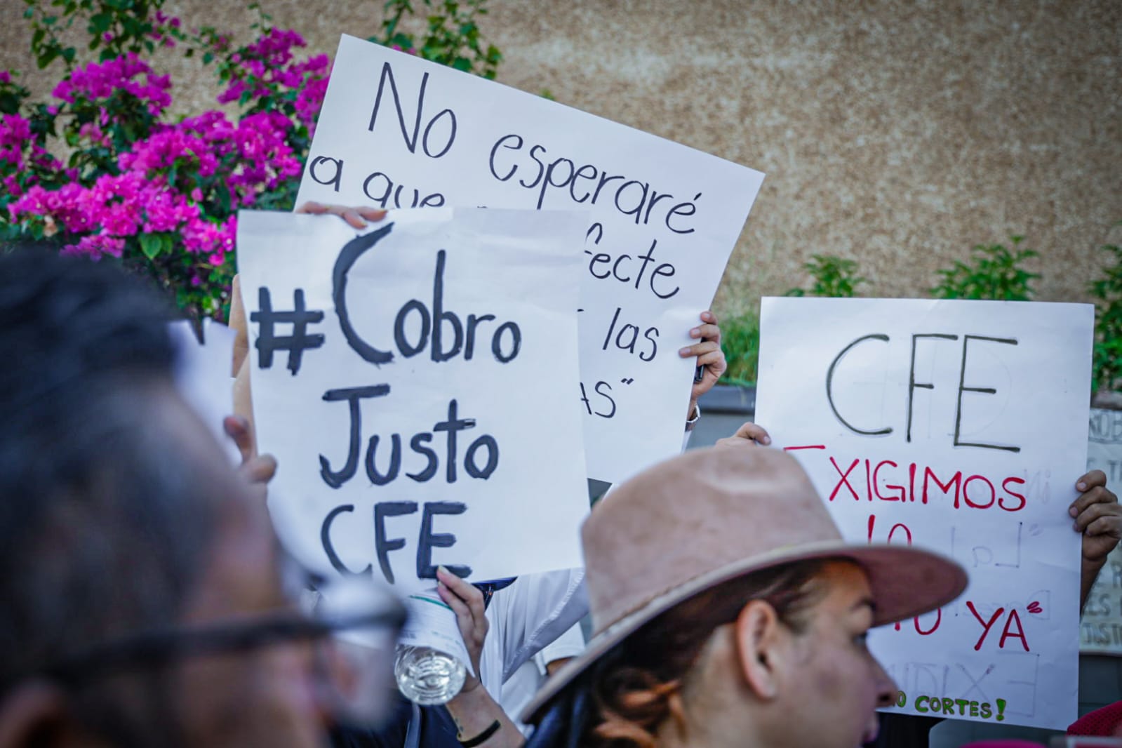 Marchan por los altos cobros de CFE en Culiacán