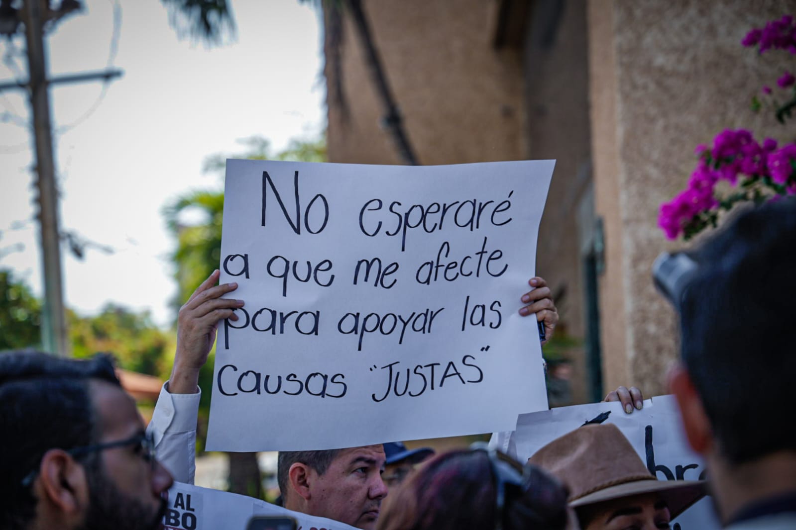 Marchan por los altos cobros de CFE en Culiacán