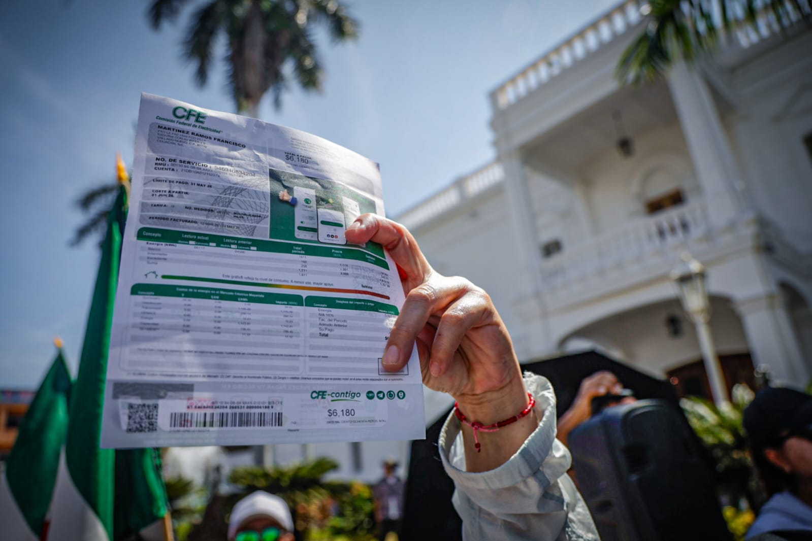 Marchan por los altos cobros de CFE en Culiacán