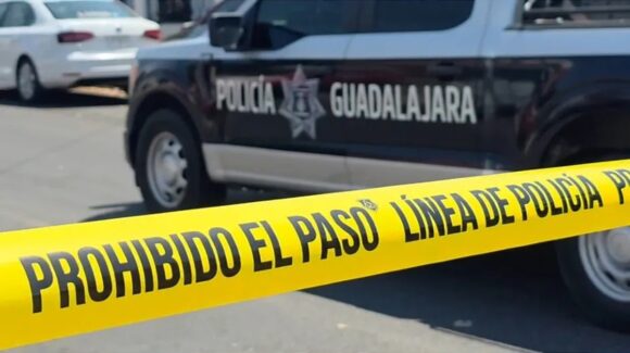 ¡Accidente fatal! Fallece joven repartidor al ser impactado por una patrulla en Guadalajara