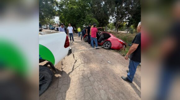 Personal de Japama rescata a personas que caían en auto a canal y evitan contaminación del agua que abastece a Los Mochis