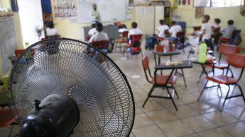 Pese al calor insesante alumnos toman clases en Mazatlán