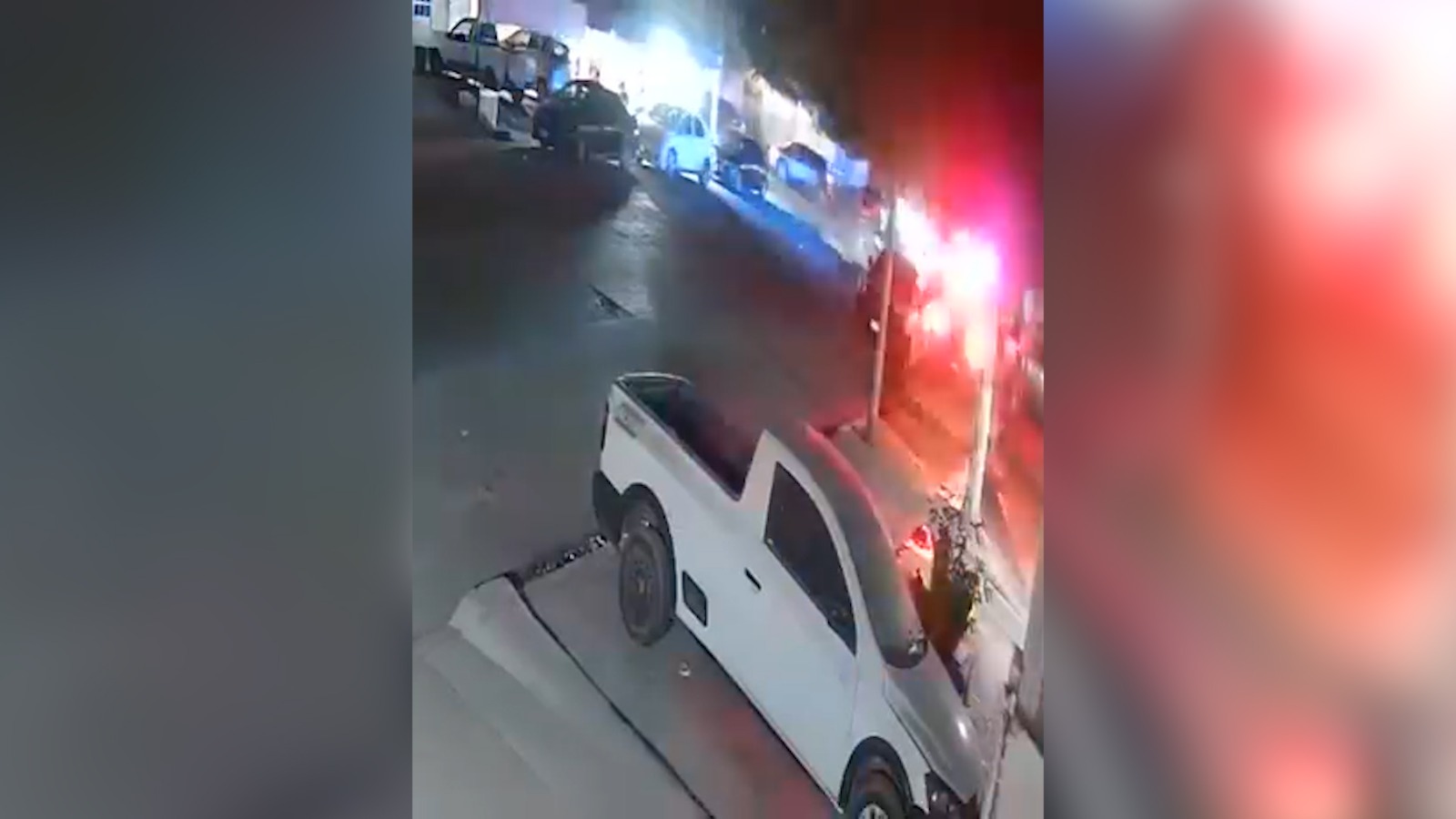 Queda grabado el momento exacto del choque de patrulla de Ahome y vagoneta en la colonia Bienestar de Los Mochis, Sinaloa