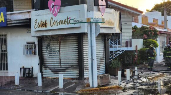 ¡Ya le habían disparado! Queman local de cosméticos en Las Quintas de Culiacán, Sinaloa