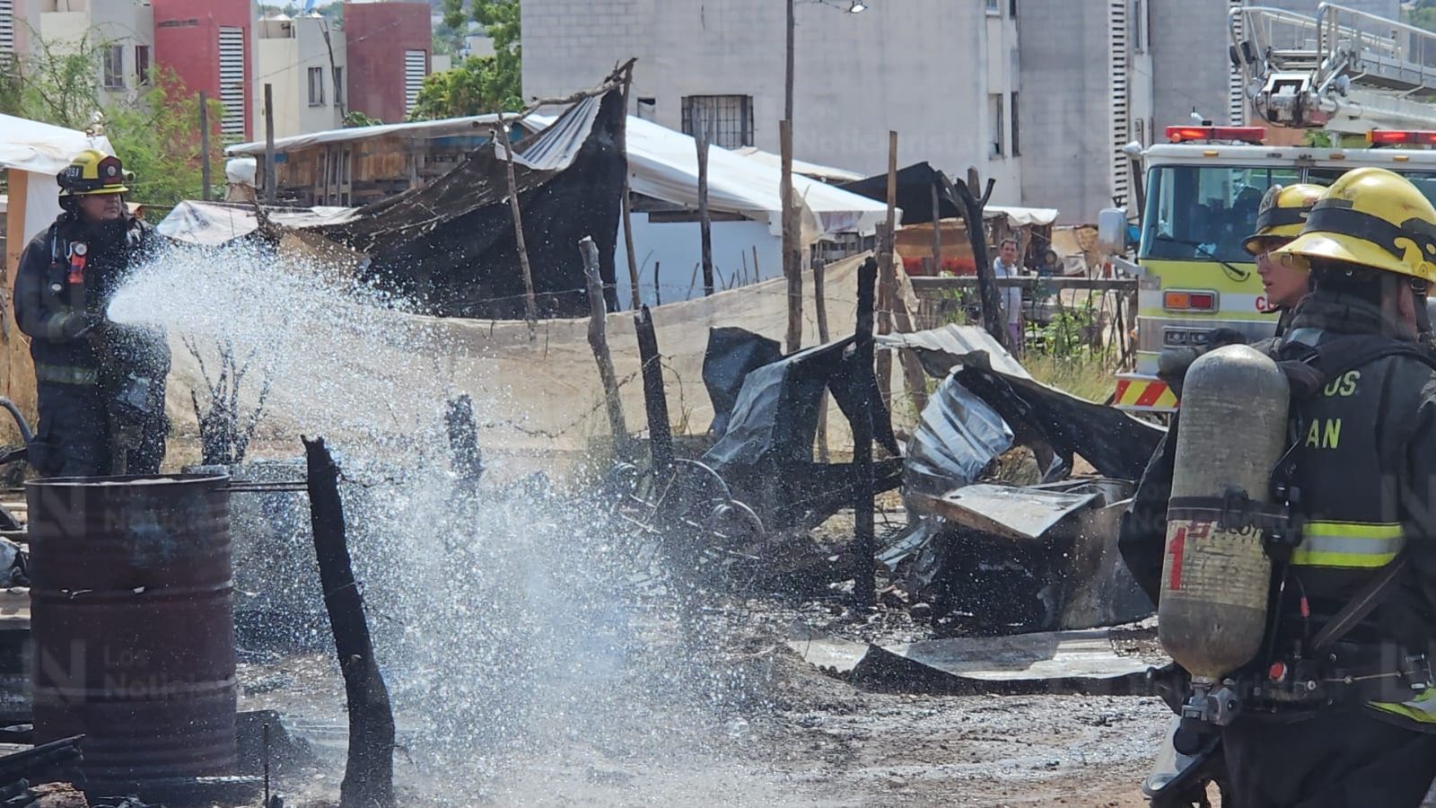 Reportan incendio en invasiones en Valle del Agua, Culiacán