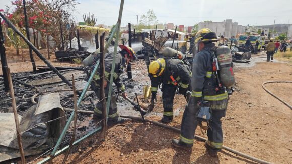 Incendio arrasa con tres viviendas en una zona de invasiones del sector Los Ángeles de Culiacán