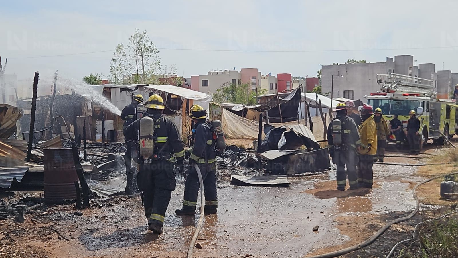 Reportan incendio en invasiones en Valle del Agua, Culiacán