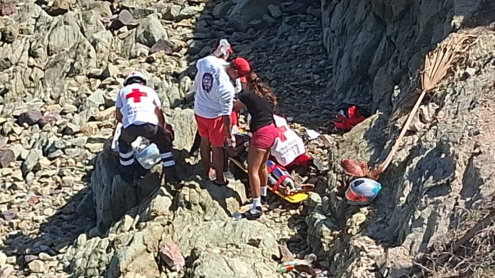 Restacan a hombre que cayó en zona rocosa en Mazatlán