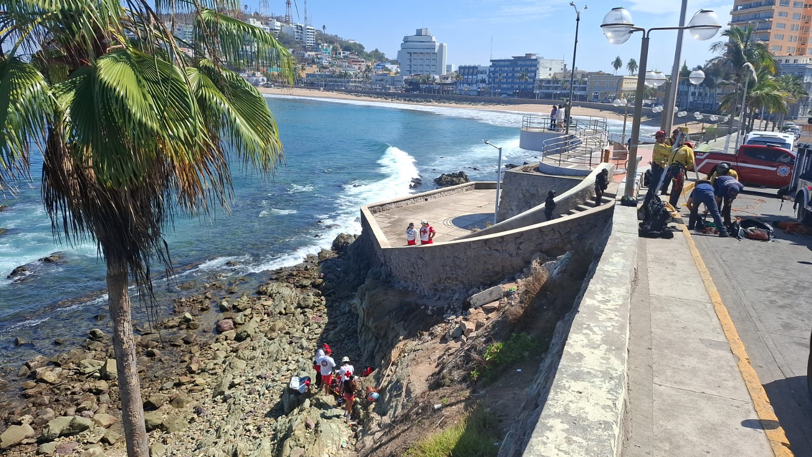 Restacan a hombre que cayó en zona rocosa en Mazatlán