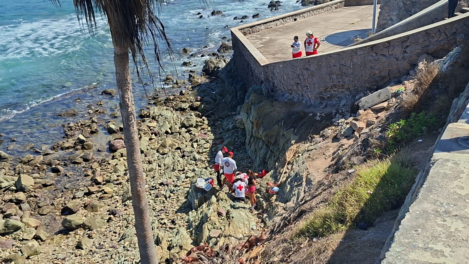 Restacan a hombre que cayó en zona rocosa en Mazatlán