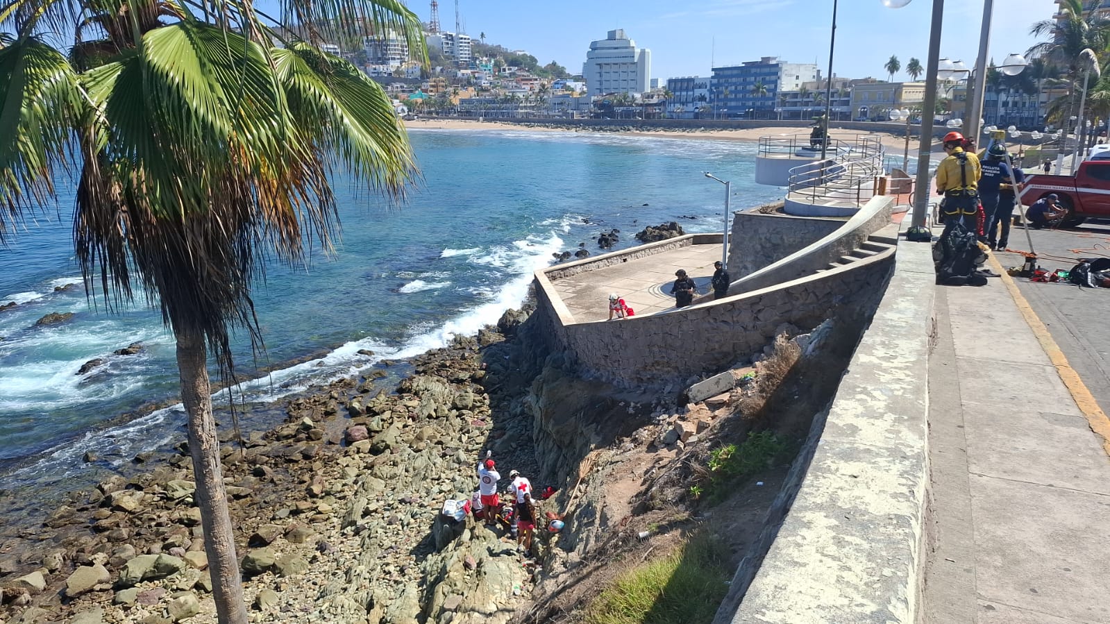 Restacan a hombre que cayó en zona rocosa en Mazatlán